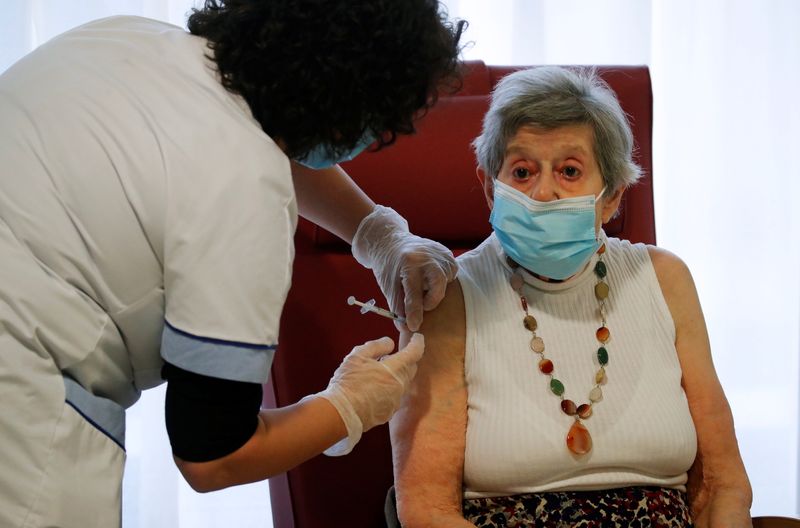 France continues vaccinating the elderly against COVID-19