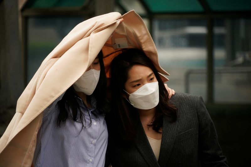 Women wearing masks to avoid the spread of the coronavirus