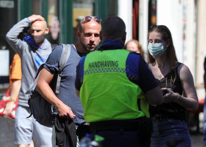 Amsterdam begins an “experiment” with mandatory face masks in the