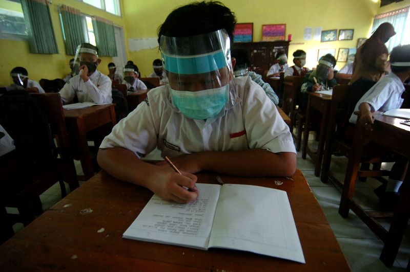 Student writes at school amid COVID-19 pandemic in Tegal