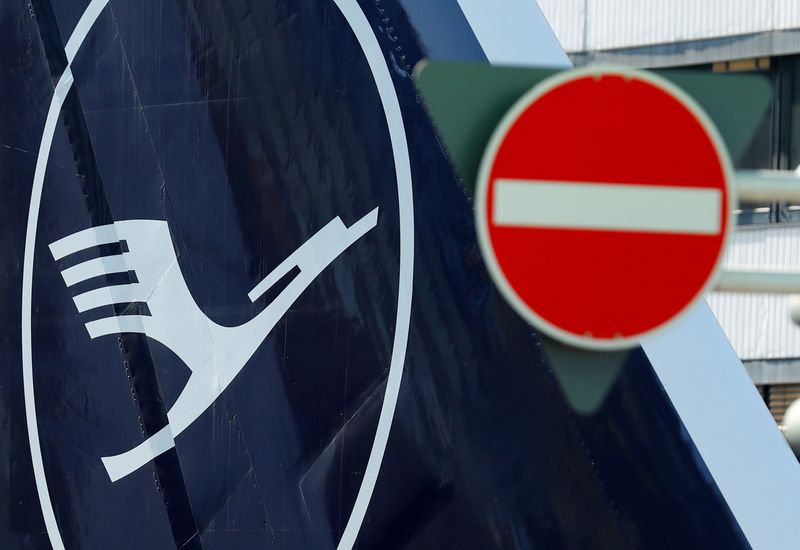FILE PHOTO: Lufthansa supervisory board discusses strategy amid the coronavirus
