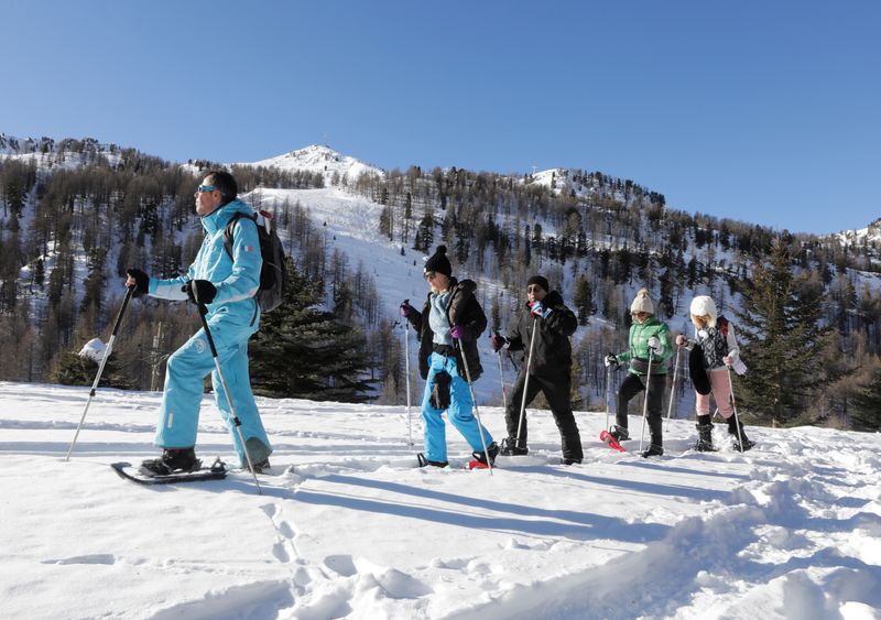 Coronavirus disease (COVID-19) outbreak in the winter ski resort of