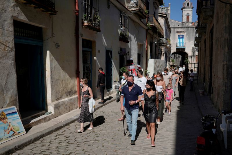 FILE PHOTO: Tourists trickle back to Havana and other Cuban