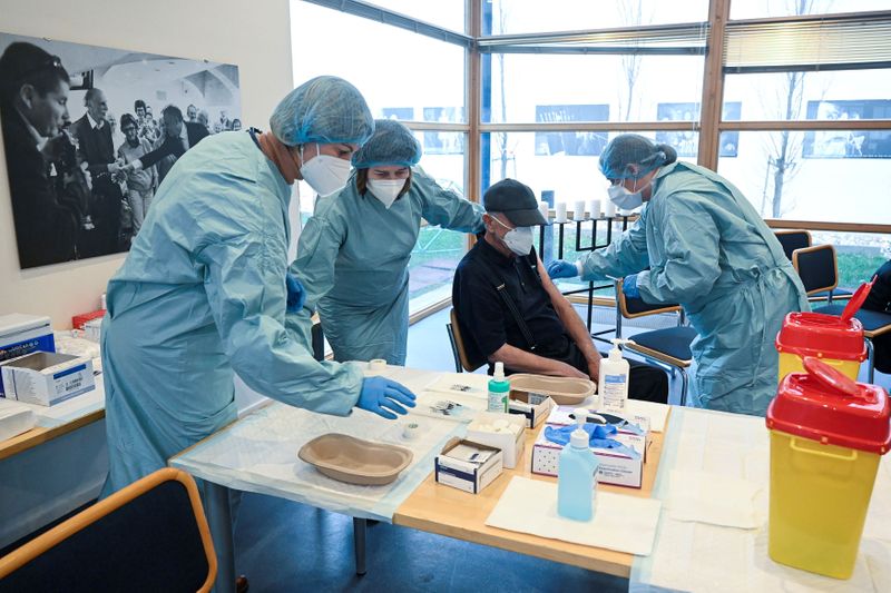 Slovensko vyhľadáva zdravotníckych pracovníkov zo zahraničia s prepuknutím vírusu COVID-19