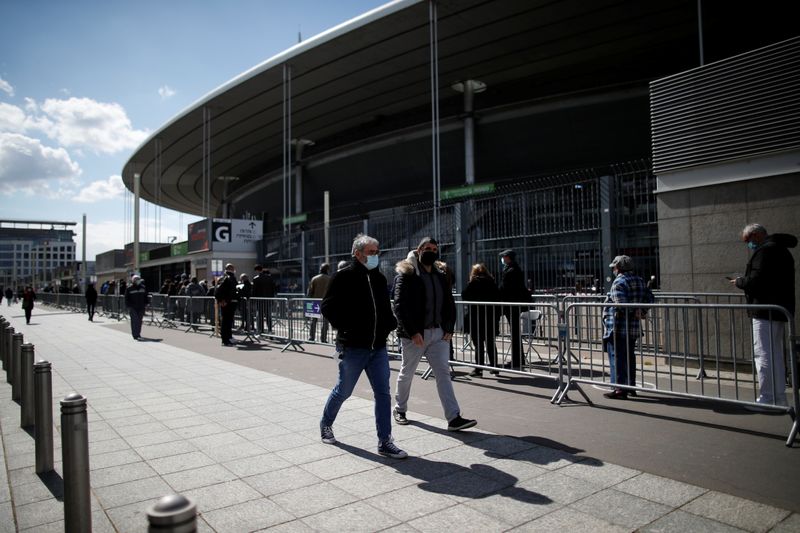 Vaccinations begin at the Stade de France stadium opened as