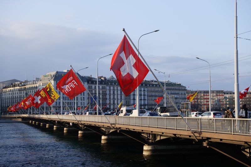 rcom_woSwiss flag on the Mont-Blanc bridge, in Geneva