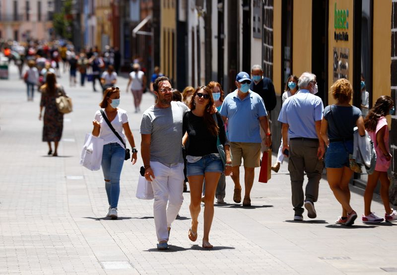 Two tourists walk without face masks in La Laguna on