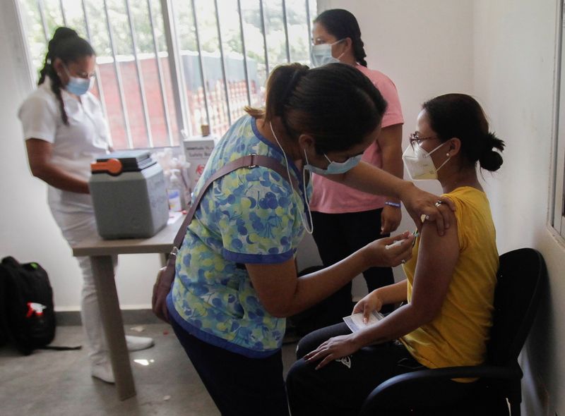 Thousands of Nicaraguans go to Honduras border for vaccines