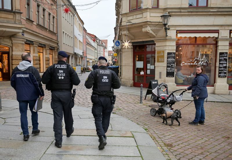 Public order office and police check corona measures in Pirna