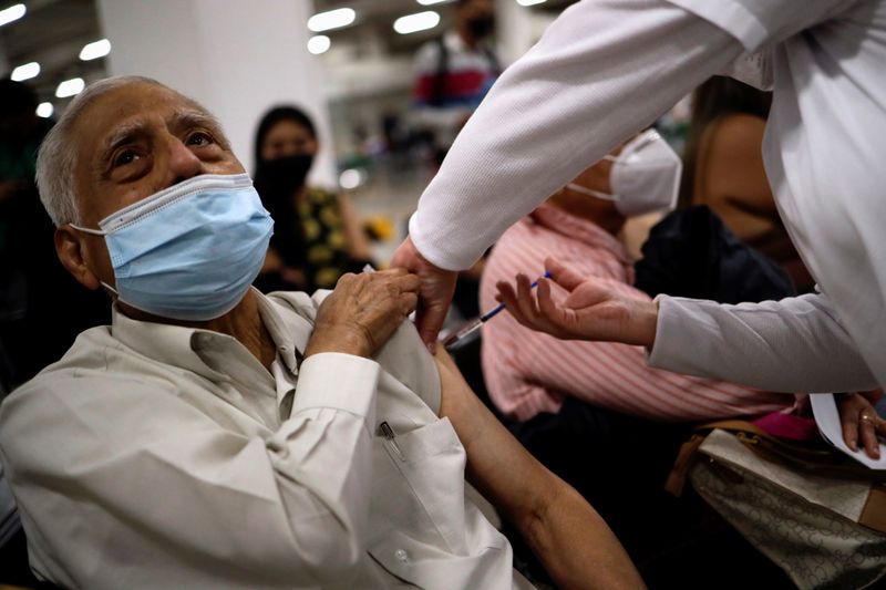 Senior citizens receive third dose of vaccine against the coronavirus