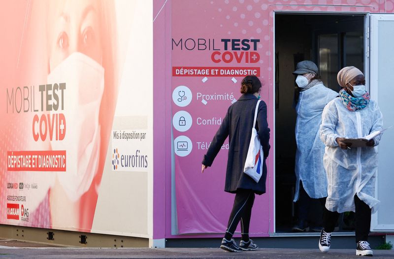 Coronavirus tests before New Year’s celebrations in Paris