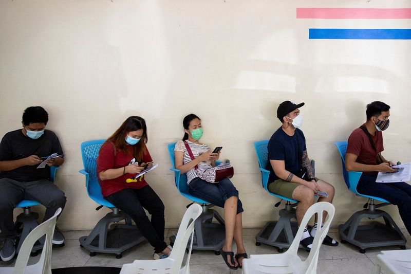 Filipinos queue for booster dose of COVID-19 vaccine