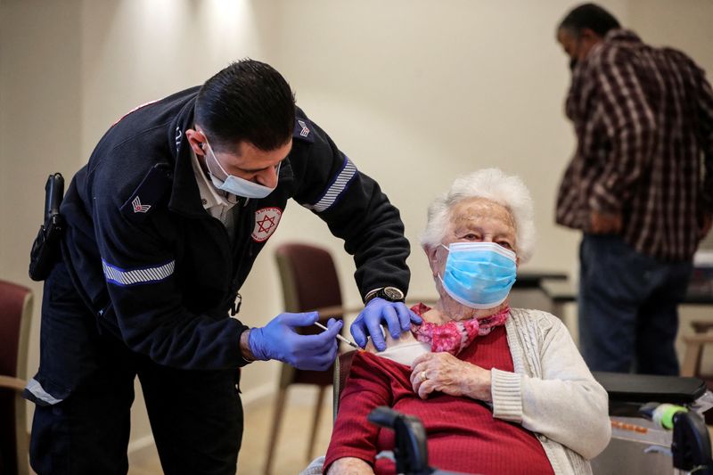 Senior citizens receive a fourth dose of the COVID-19 vaccine