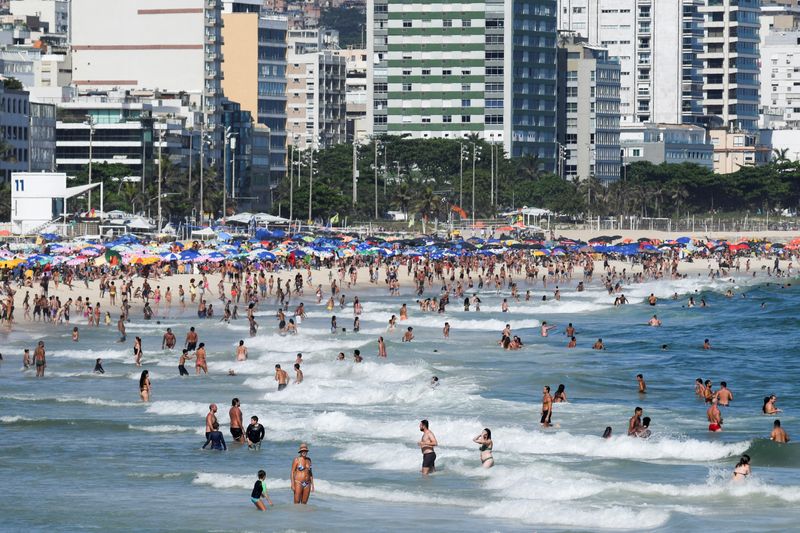 Beaches packed amid heatwave, spurring COVID fears in Rio de