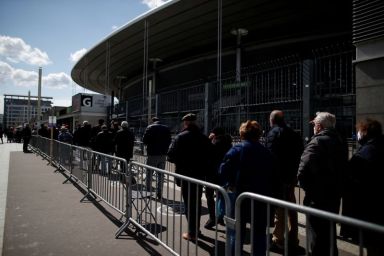 Vaccinations begin at the Stade de France stadium opened as