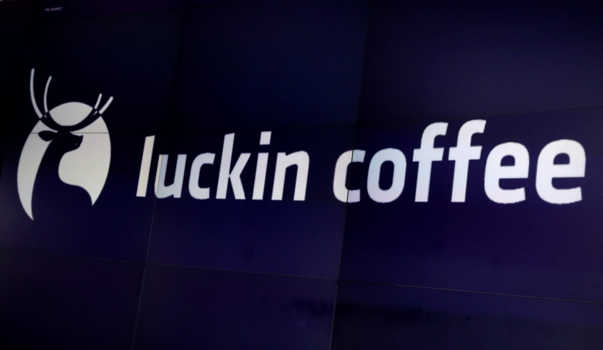 A screen displays the logo for Luckin Coffee during the