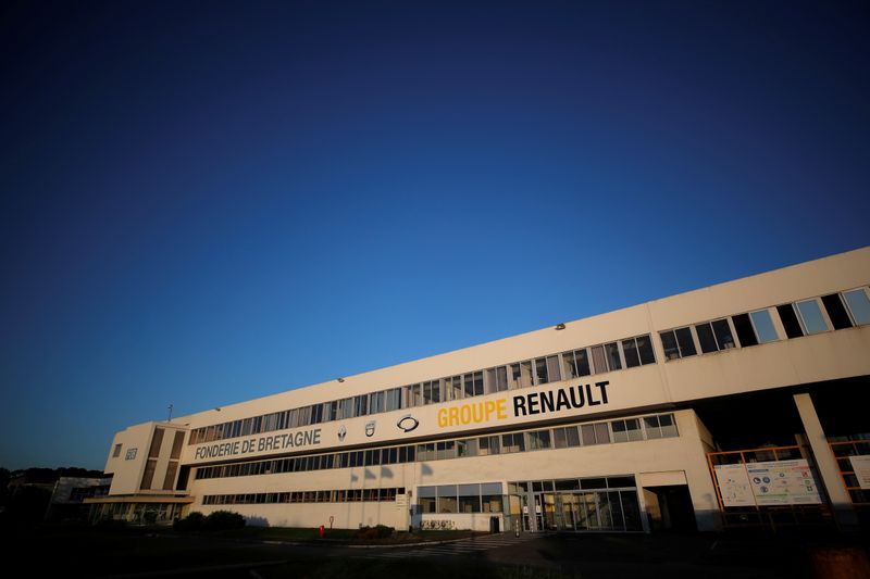 Renault workers fight to save their plant in Caudan despite