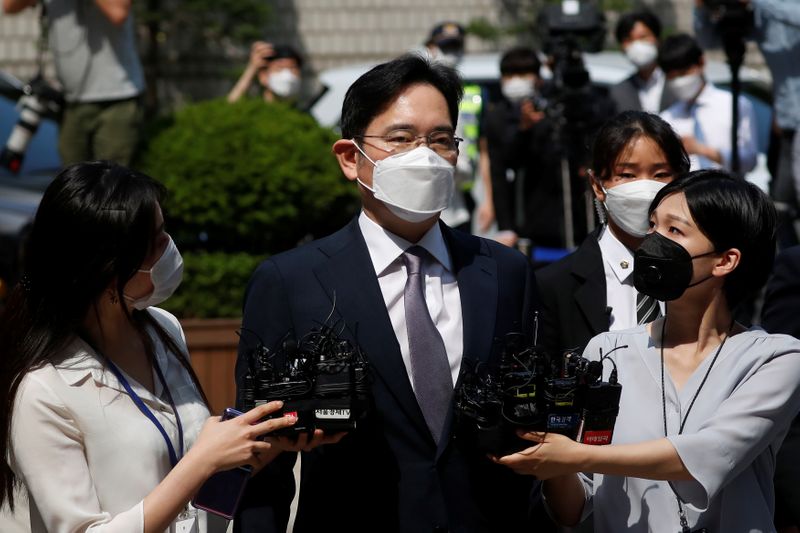 Samsung Group heir Jay Y. Lee arrives for a court
