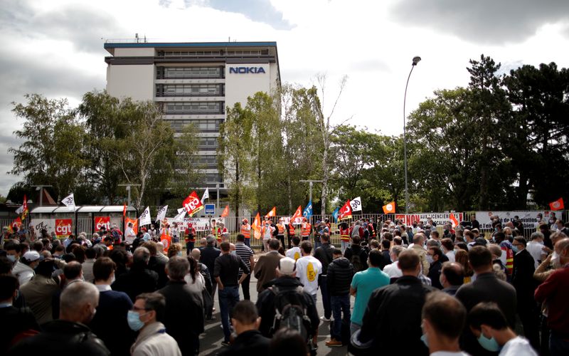Workers protest over job cuts at Nokia in France