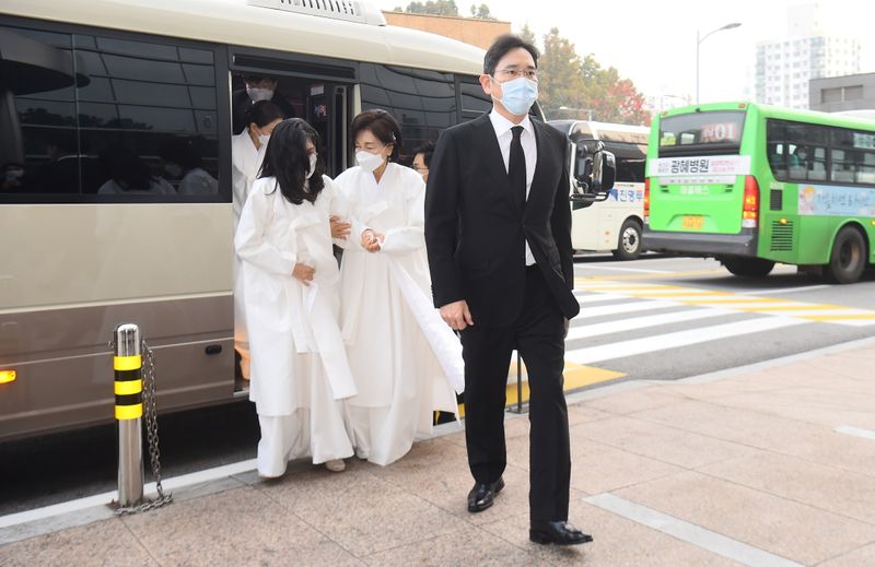 Samsung Group heir Jay Y. Lee arrives for the funeral