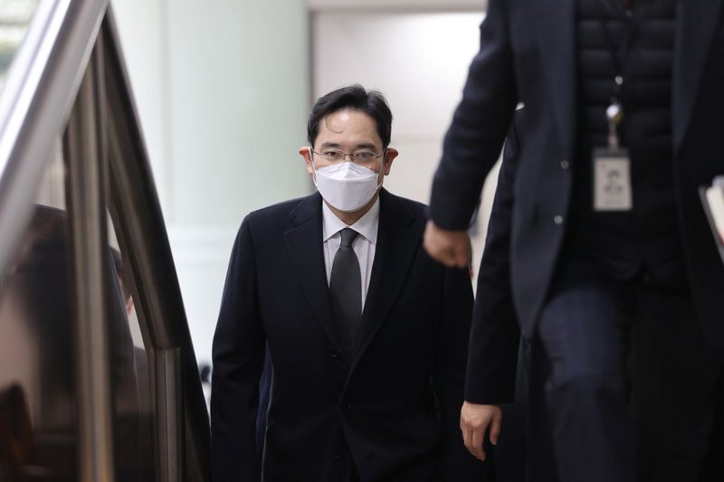 Samsung Group heir Jay Y. Lee arrives at a court
