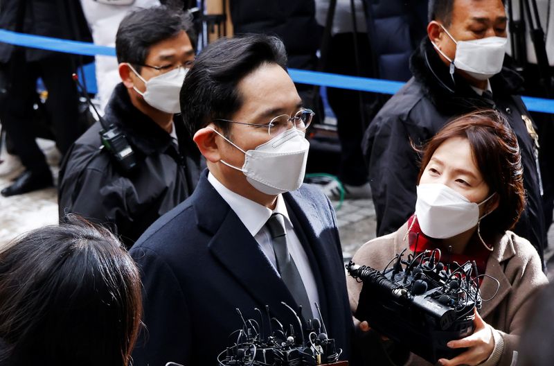Samsung Group heir Jay Y. Lee arrives at a court