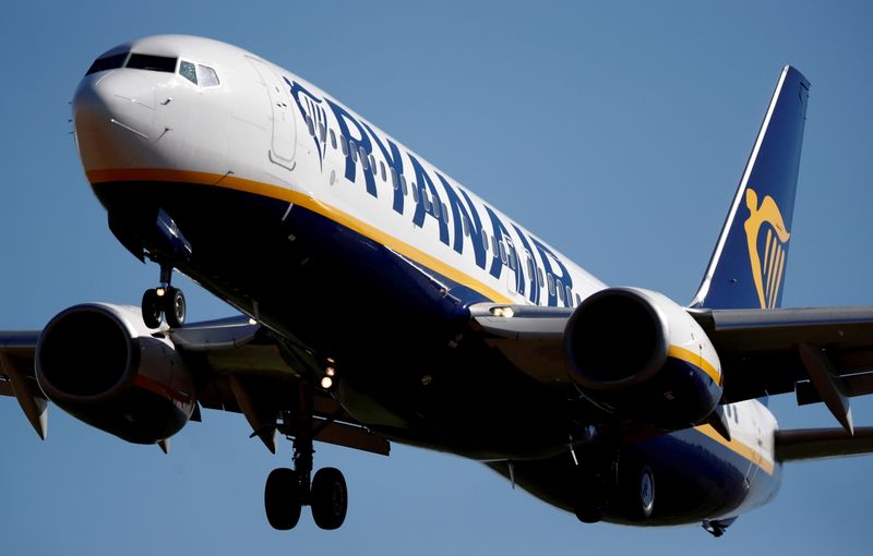 FILE PHOTO: FILE PHOTO: A Ryanair Boeing 737 aircraft approaches