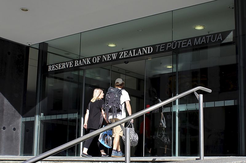 Two people walk towards the entrance of the Reserve Bank