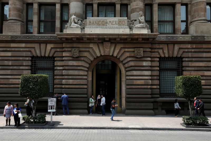 The Bank of Mexico logo is seen on the facade