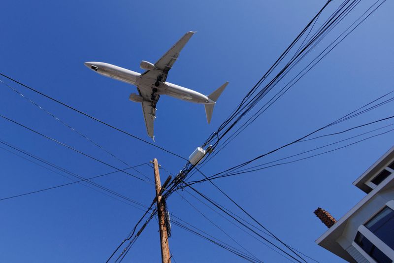 Aircraft approaches to land in San Diego as 5G talks