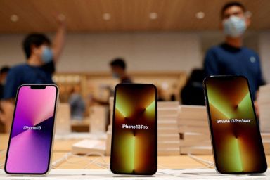 FILE PHOTO:  Apple’s iPhone 13 models are pictured at