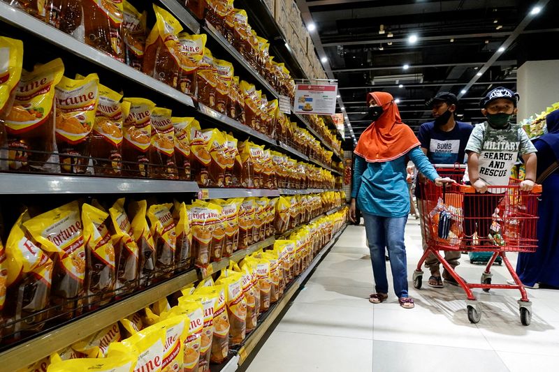 FILE PHOTO: People shop for cooking oil made from oil