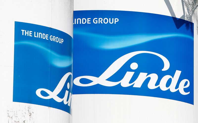 FILE PHOTO: Linde Group logo is seen at company building