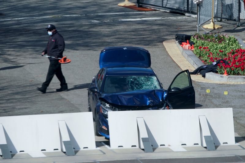 Car sits at U.S. Capitol barricade after ramming it in