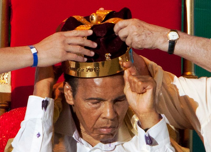 The crown of “King of Boxing” is placed on former
