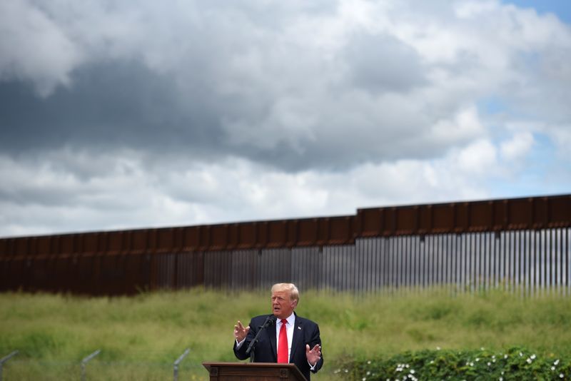 Trump visits the U.S.-Mexico border