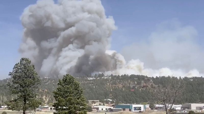 Wildfire burns homes, triggers evacuations in New Mexico town