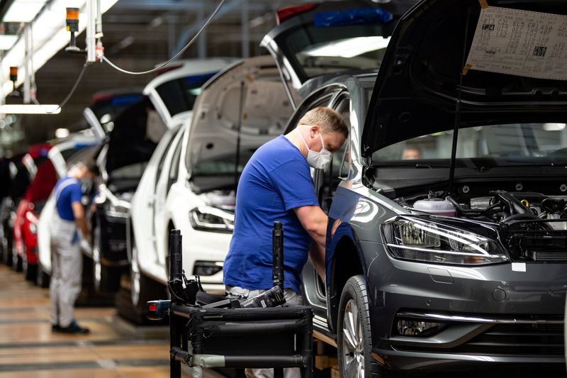 FILE PHOTO: VW re-starts Europe’s largest car factory after coronavirus