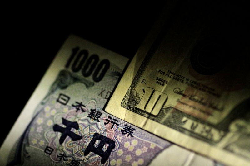 Ilustration photo of U.S. dollar and Japan Yen notes