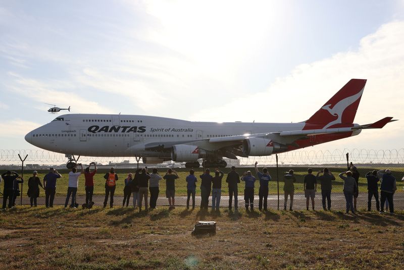 Last Qantas 747 jumbo jet departs from Sydney Airport, as