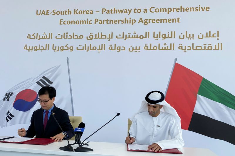 South Korean Trade Minister Yeo Han-koo and United Arab Emirates