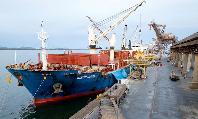 FILE PHOTO: Bulk Carrier ‘Discoverer’ unloads U.S. soybeans at the