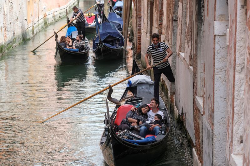Tourists come back to Venice as Italy lifts COVID-19 quarantine