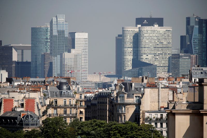 ustThe skyline of La Defense business district seen from Paris