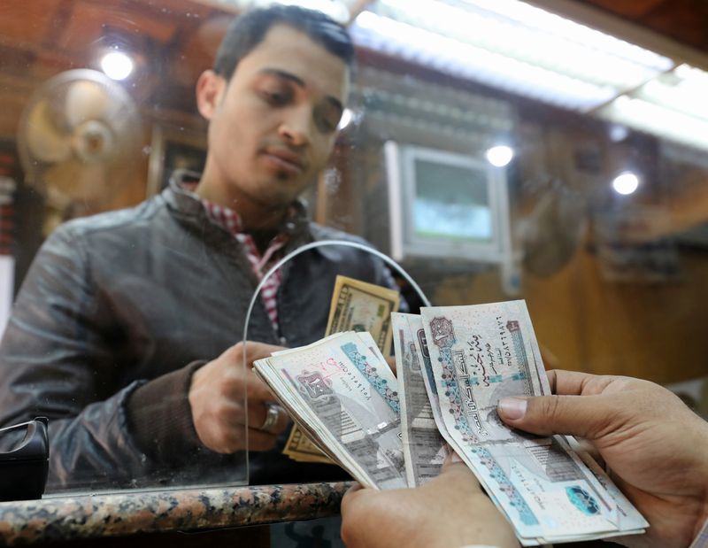 A customer exchanges U.S. dollars to Egyptian pounds in a