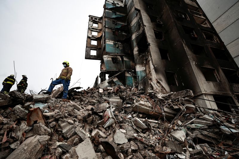 Search for bodies under the rubble of a building destroyed