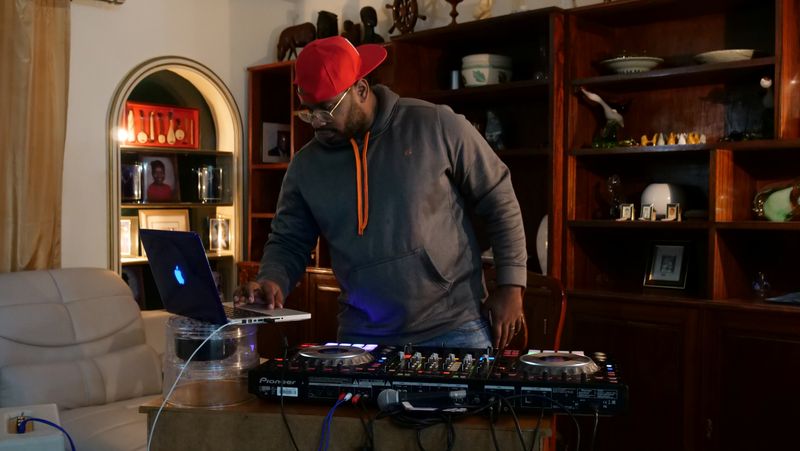 DJ Ritchelly livestreams a show in Luanda