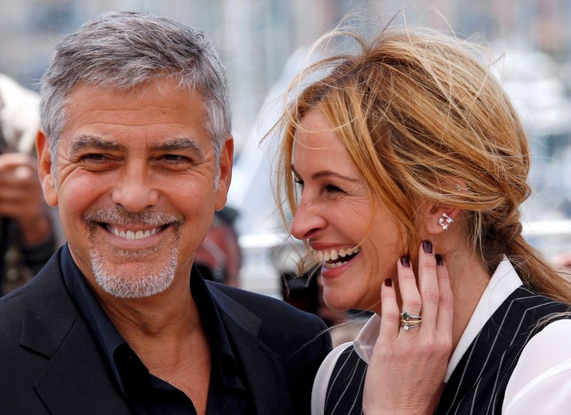 FILE PHOTO: Cast members Julia Roberts and George Clooney pose