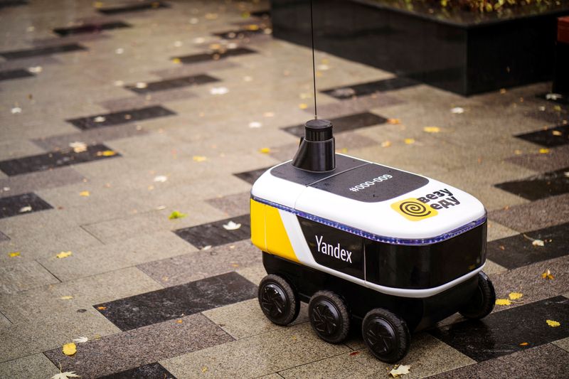 Yandex robots start to deliver restaurant meals in central Moscow