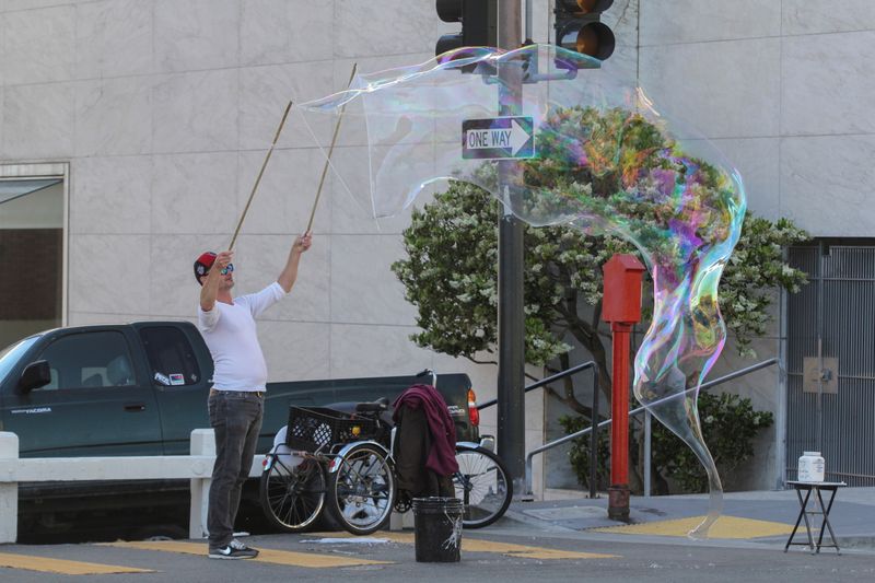‘Bubble man’ roams San Francisco streets, bringing joy